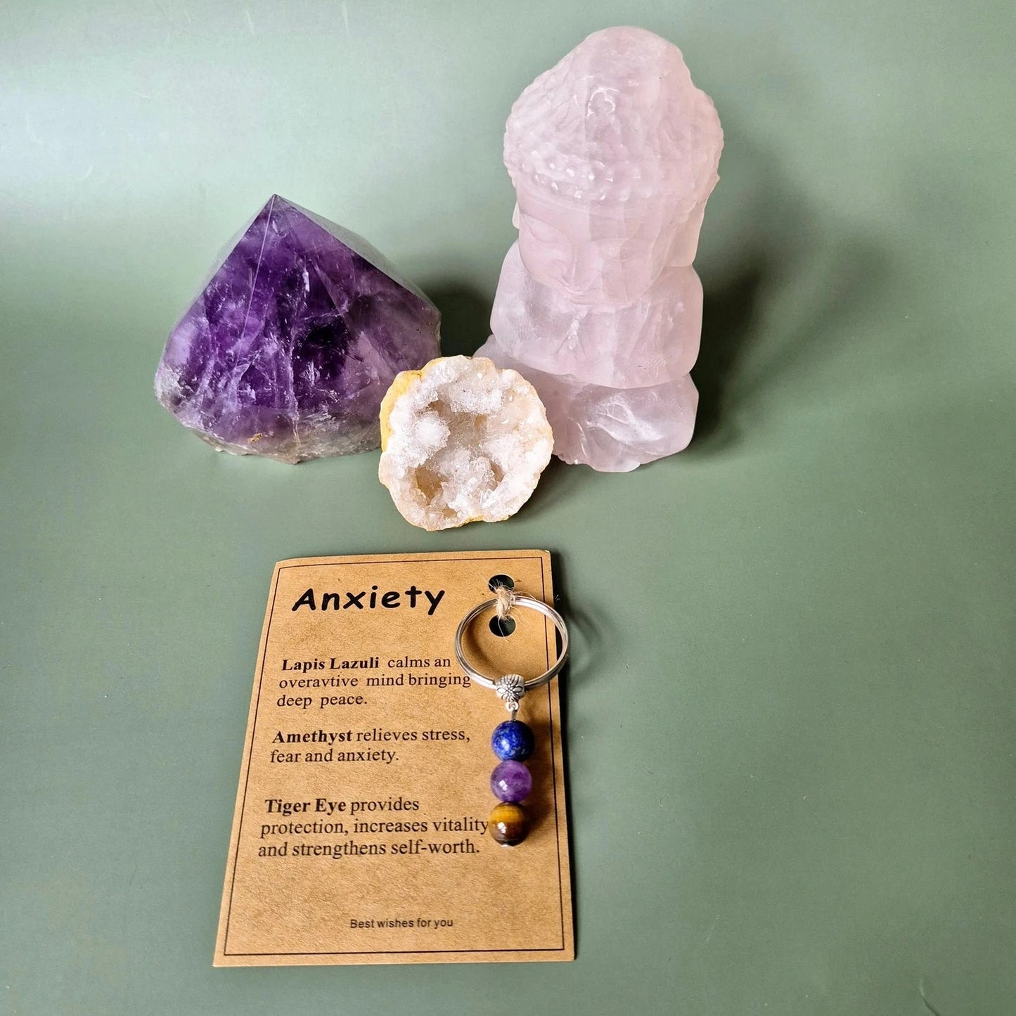 Draag energie overal met je mee. Onze Edelsteen Sleutelhangers zijn er in drie thema’s – Calming, Anxiety en Success – elk samengesteld met drie zorgvuldig gekozen edelstenen die elkaar versterken en je ondersteunen met hun unieke energie.