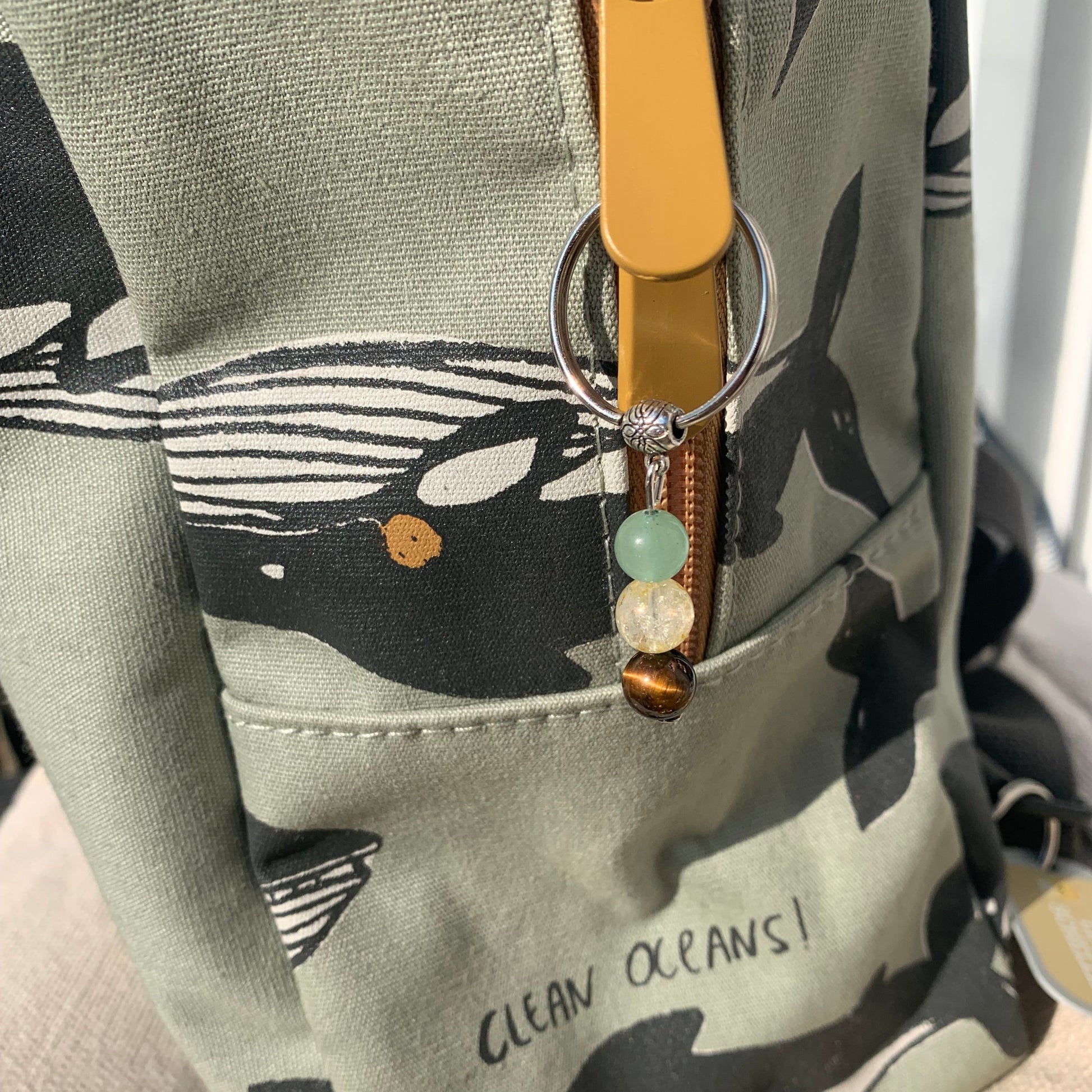 Draag energie overal met je mee. Onze Edelsteen Sleutelhangers zijn er in drie thema’s – Calming, Anxiety en Success – elk samengesteld met drie zorgvuldig gekozen edelstenen die elkaar versterken en je ondersteunen met hun unieke energie.