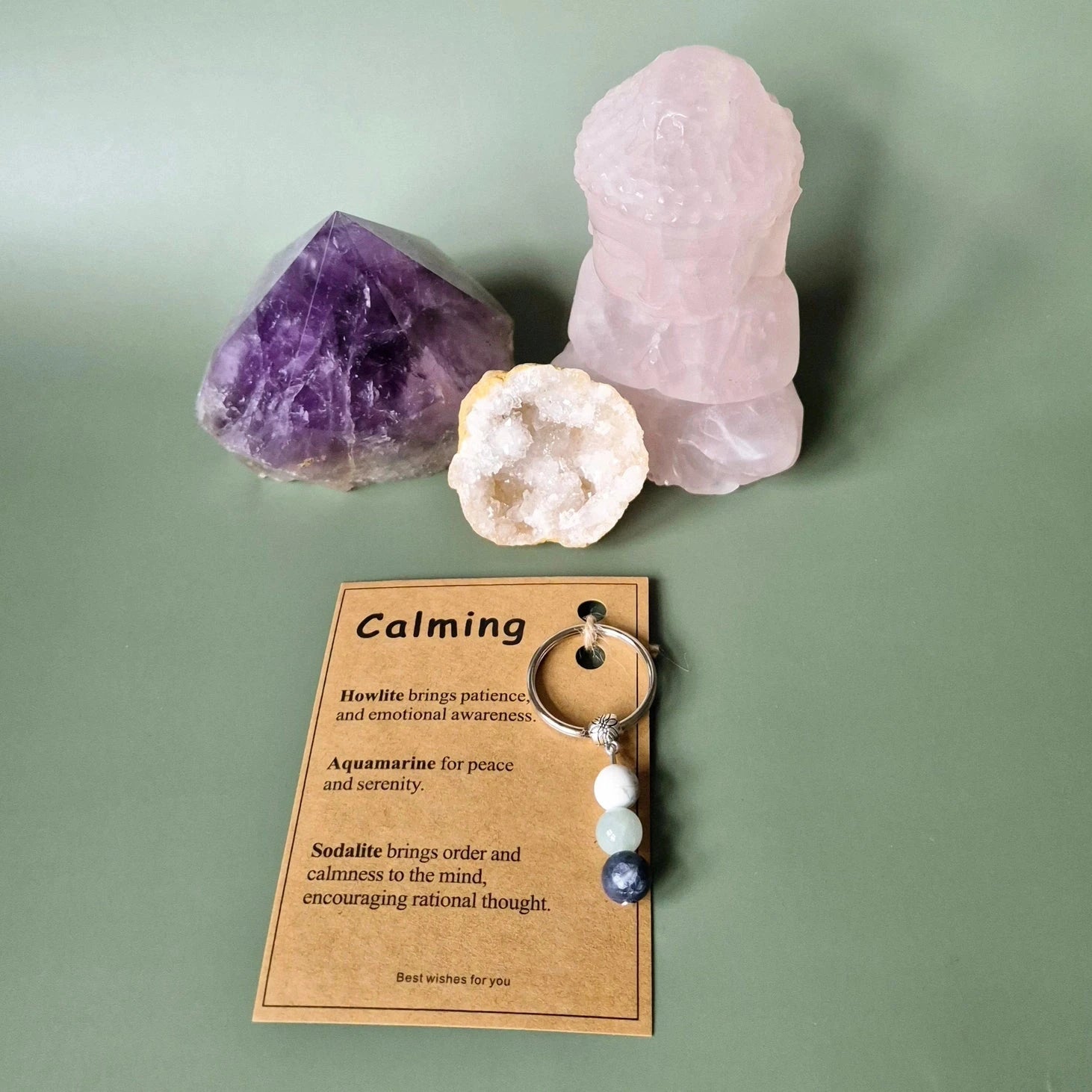 Draag energie overal met je mee. Onze Edelsteen Sleutelhangers zijn er in drie thema’s – Calming, Anxiety en Success – elk samengesteld met drie zorgvuldig gekozen edelstenen die elkaar versterken en je ondersteunen met hun unieke energie.
