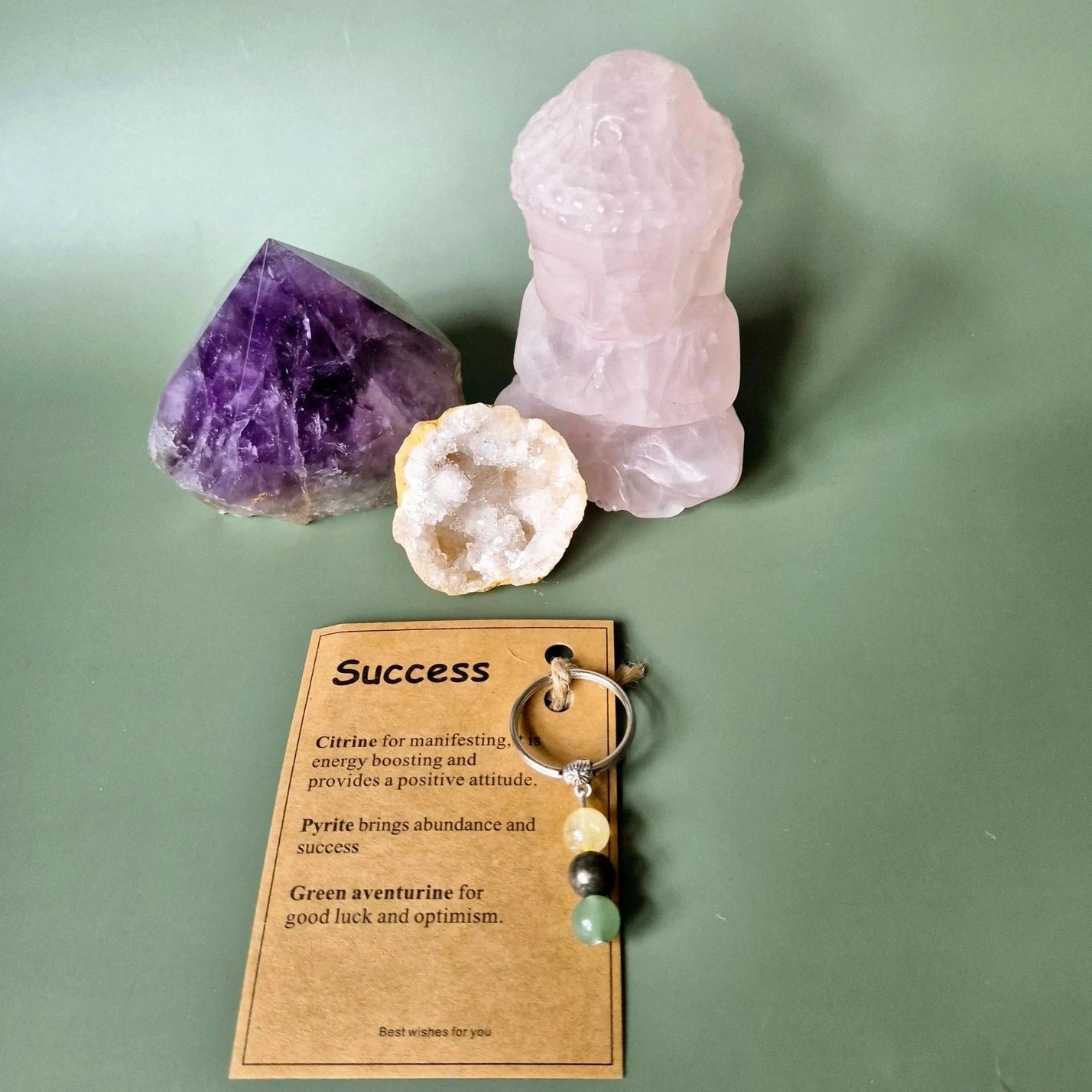 Draag energie overal met je mee. Onze Edelsteen Sleutelhangers zijn er in drie thema’s – Calming, Anxiety en Success – elk samengesteld met drie zorgvuldig gekozen edelstenen die elkaar versterken en je ondersteunen met hun unieke energie.